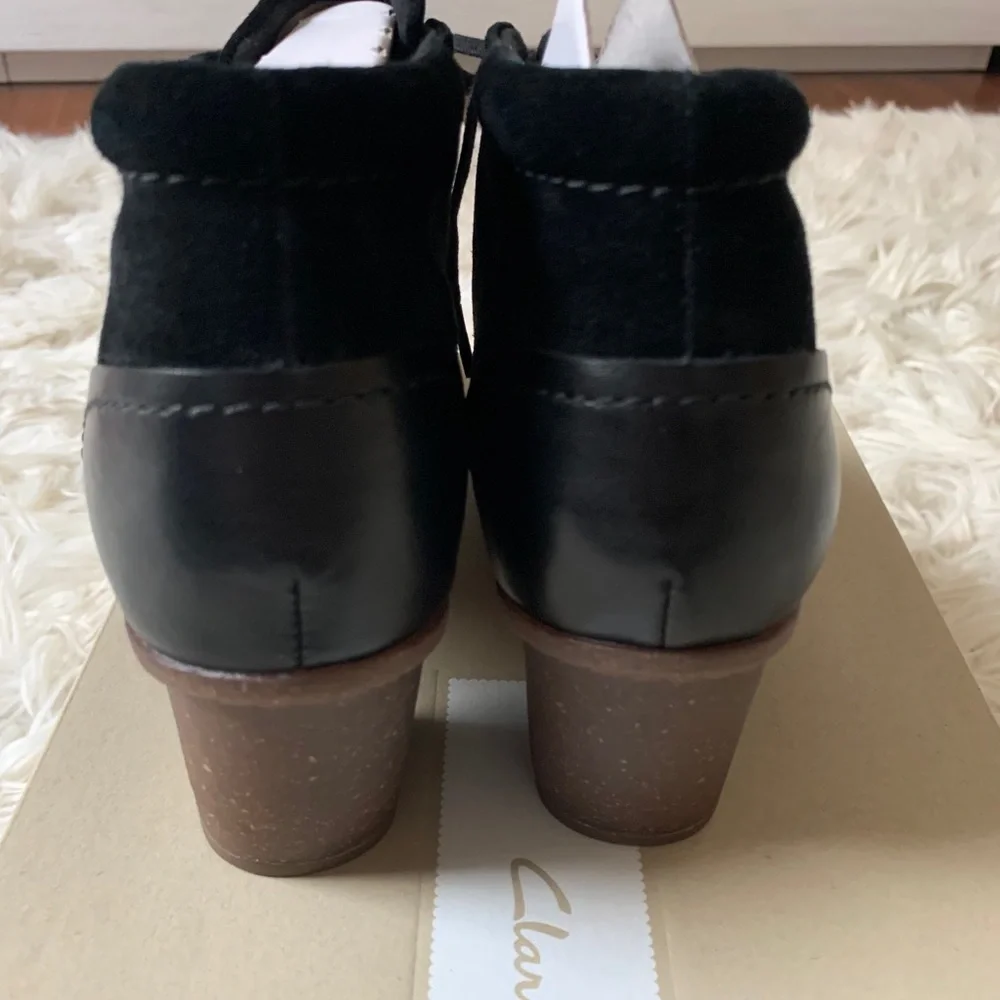 Clarks Womens Sashlin Almond Toe Ankle Booties